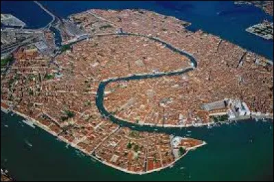De combien d'îles se compose Venise ?