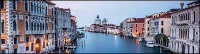 Comment s'appelle le canal principal de Venise ?