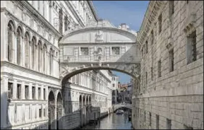 Lequel de ces ponts de Venise a été bâti en 1602 pour relier le palais des Doges avec la nouvelle prison ?