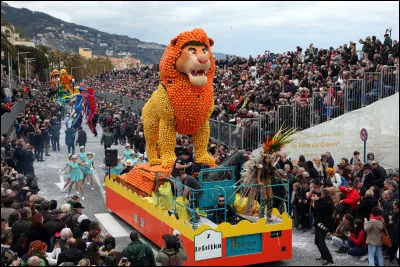 Défilé de chars, lors d'une fête :