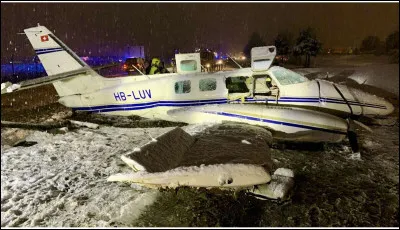 Atterrissage très brutal dun avion, le train rentré :