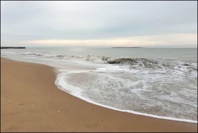 Caen est une ville étant plus proche de la Manche que de la Méditerranée.