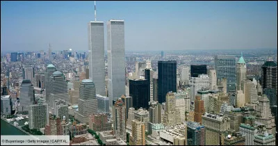 Comment s'appelaient les tours qui se sont effondrées suite à un attentat-suicide le 11 septembre 2001 à New York ?