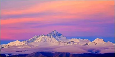 En quelle année des alpinistes furent-ils les premiers à gravir l'Everest ?