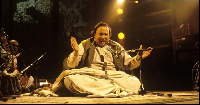 Nusrat Fateh Ali Khan (allez faire un jeu de mots, avec ça...) fut un grand maître du chant soufi pakistanais appelé "qawwali" : comment dit-on "maître", dans ce cas et dans le monde indo-pakistanais ?
