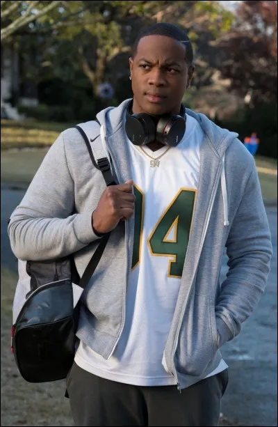 Quel est ce jeune homme qui joue au basket ?