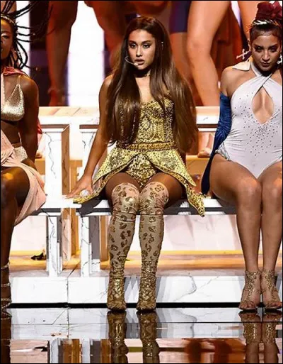 En quelle année a-t-elle interprété "God Is A Woman" avec ce costume ?