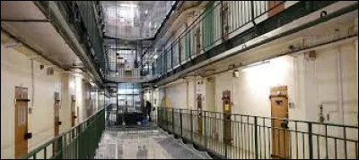 Concernant les places de prison :