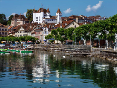 Cliquez sur cette ville suisse du canton de Vaud, bordée par le lac Léman.