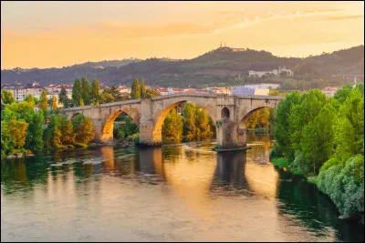Quelle est cette ville espagnole, plus pr&eacute;cis&eacute;ment galicienne, chef-lieu de la province du m&ecirc;me nom ?