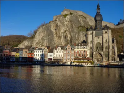 Cochez une ville belge connue pour sa citadelle surplombant la Meuse.