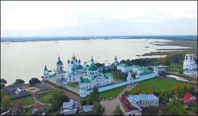 Quelle est cette petite ville touristique russe, situ&eacute;e &agrave; environ 200 kilom&egrave;tres &agrave; l'est de Moscou et faisant partie de l'Anneau d'Or ?