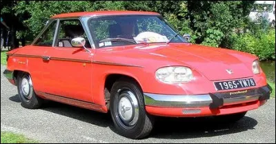 En 1963 elle sera la dernière sortie du constructeur Panhard fondé en 1890. Mais de quel modèle s'agit-il ?