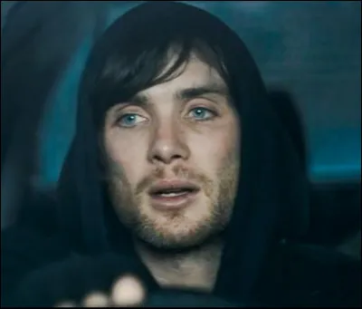 Qui est cet acteur qui a joué dans "Batman Begins", "Red Eye : Sous haute pression" et "Time-out" ?