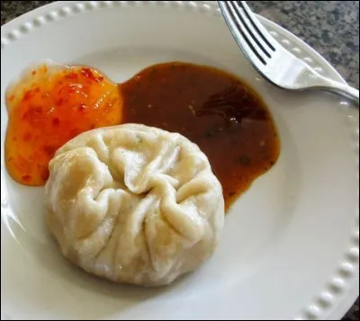 Quel est ce mets du Tibet, un ravioli farci de légumes, de fromage, de viande de yak et d'épices, le tout servi avec une sauce piquante ?