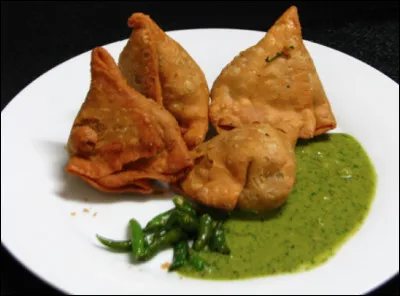 Quel est ce mets d'Inde, un beignet qui enrobe une farce de légumes, de viande, d'épices et de piment ?