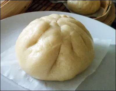 Quel est ce mets chinois, un petit pain cuit à la vapeur et farci de viande, de légumes et d'oeuf dur ?