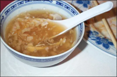 Quel est ce mets de luxe de la cuisine chinoise et vietnamienne, une soupe à base de mucus mucilagineux de martinets ?