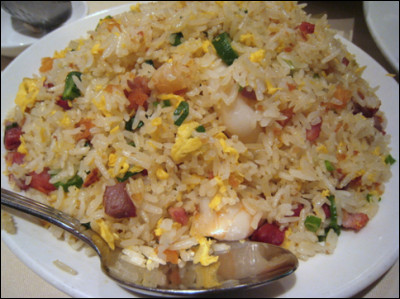 Quel est ce mets, composé de riz cuit à l'eau avec de l'oeuf, des légumes et des morceaux de jambon ?