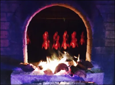 Quel est ce mets pékinois à base de canard enduit de miel, cuit pendu dans un four à bois pendant longtemps pour obtenir une chair tendre et une peau croustillante et sucrée ?