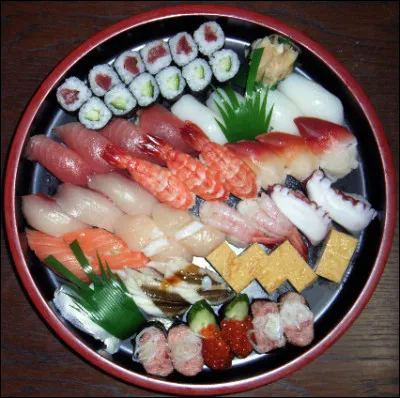 Quel est ce mets traditionnel japonais composé de riz vinaigré combiné avec du poisson ou des fruits de mer ?