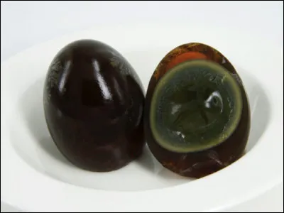 Quel est ce mets chinois, un oeuf vieillit plusieurs semaines dans de la boue, du riz, des cendres, du sel et des feuilles de thé, un processus qui change couleur, texture et goût ?