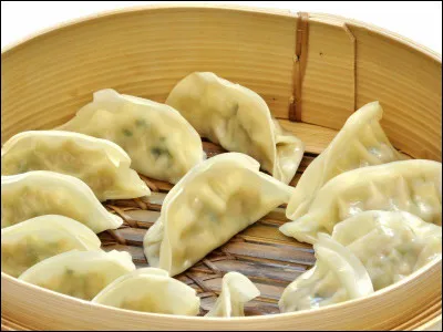 Quel est ce mets chinois en forme de chausson, constitué d'une pâte de farine de blé qui enveloppe une farce de viande, le tout cuit à la vapeur, une recette vielle de plus de 1 800 ans ?