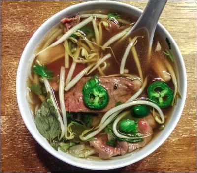 Quel est ce mets traditionnel du Vietnam, un bouillon avec de la viande, des nouilles de riz, des germes de soja et plusieurs épices ?