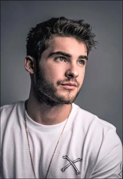 Cody Christian est né le 15 avril, quel est son signe astrologique ?