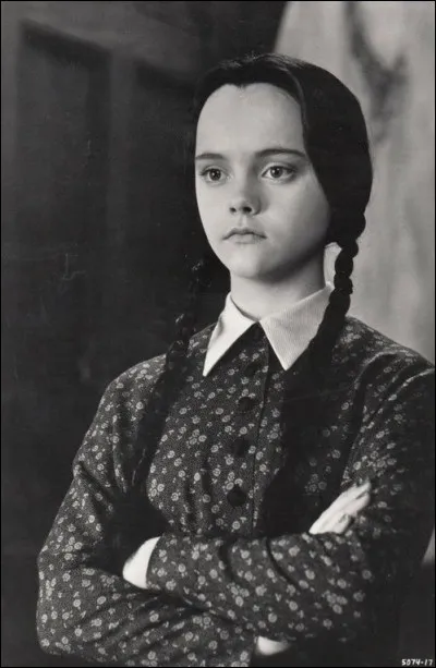 Quelle arme appartient &agrave; cette fille ?