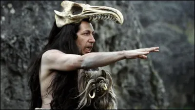 Et pour finir question facile, quelle arme cet homme utilise-t-il pour tuer la nourrice du chef dans le film ''RRRrrr'' ?