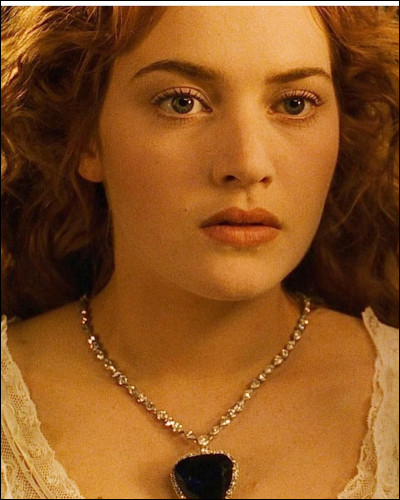 Comment se nomme le collier en diamant que porte Rose ?