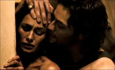 Pourquoi la femme de Lonidas accepte-t-elle de coucher avec Theron ?