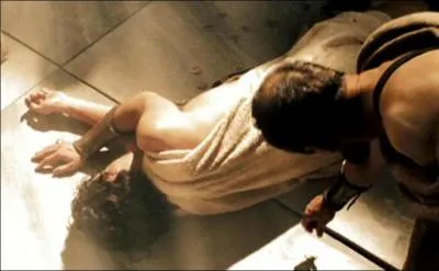 Pour la perdre, Theron la traite de prostitue devant tout le monde. En furie, la reine le poignarde. Qu'est-ce qui rvle alors la tratrise de Thron envers la cit ?