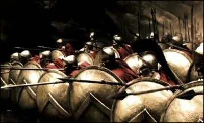 Comment se nomme la formation de combat de l'arme grecque qui consiste  se regrouper et  protger son voisin et soi-mme  l'aide de son bouclier et ce, sur plusieurs rangs ?