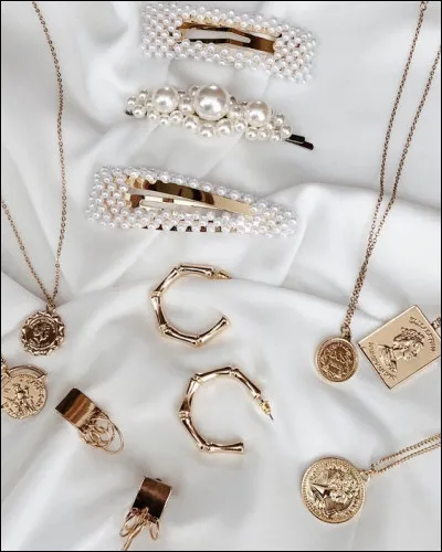 Comment appelle-t-on la phobie des bijoux ?