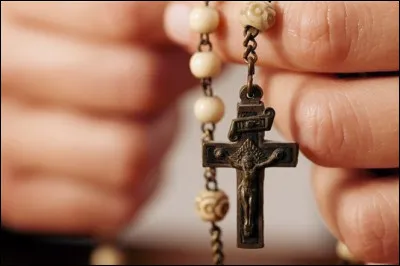 Selon la tradition chrétienne, les morts doivent être enterrés avec les pieds dans quelle direction ?