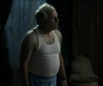 Lors de l'attaque des zombies, ils se rfugient dans diverses chambres de l'htel. Ils tombent sur cet homme qui est en charmante compagnie puisqu'il est avec ...