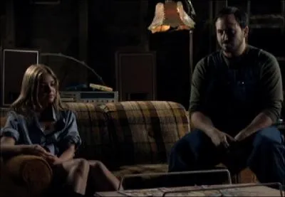 Lorsque les deux survivants arrivent  la ferme incrimine, quelle est l'attitude de la jeune fille envers le garon qui vient leur ouvrir la porte ?