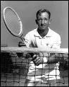 Joueur Australien. 3 Open d'Australie, 2 Roland Garros, 4 Wimbledon, 2 US Open et plusieurs autres titres dans les annes 60-70.