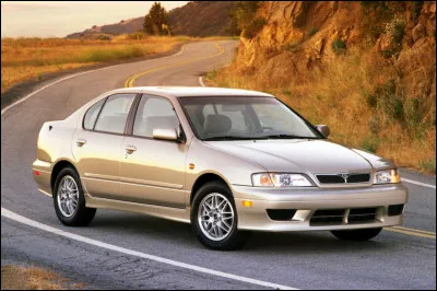 Plus connue sous le nom de Nissan Primera en Europe et au Japon, cette berline asiatique a porté une nouvelle identité pour le marché états-unien. Quel est ce nom ?