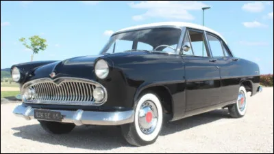 Outrepassons le manque d'originalité des années 1950, cette berline française était le vestige d'une filiale française d'un constructeur états-unien. Quelle est cette voiture ?