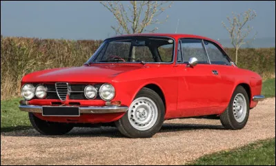 Plus d'un demi-siècle après sa sortie, cette voiture reste toujours aussi belle mais malheureusement j'ai oublié son nom. Quel est-il ?