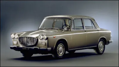 Ah ! Les années 1960, décennie pendant laquelle les constructeurs automobiles européens commencent à s'affranchir des codes états-uniens et créent le leur. Je me demande quel est le nom de cette sublime italienne, est-ce possible d'avoir son nom ?