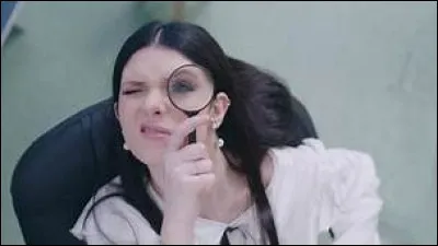 Que fait Lupe sur cette photo ?