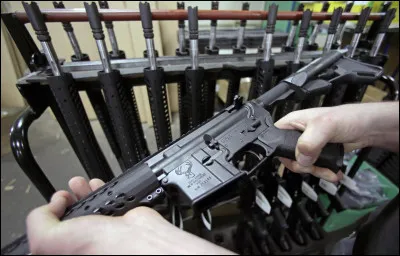 Quelle arme privil&eacute;gie-t-il ?