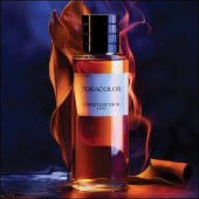 Tobacolor est le tout nouveau parfum de la collection privée de Dior, il a l'odeur du "Tabac" ; ne panique pas ! Ce n'est pas l'odeur que tu imagines. Il a l'odeur de la rose et du musk.