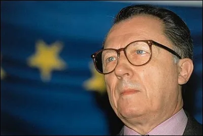 Après avoir été ministre des Finances, il consacre sa carrière politique à lEurope en devenant président de la Commission européenne de 1985 à 1995. Qui est cet homme politique français ?