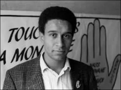 Après un parcours de militant associatif, il entre en politique et agit durant son mandat européen pour la taxation du capital et des transactions financières. Qui est cet homme politique, né en 1959 ?