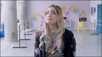 Qui invite Mía à la fête ?